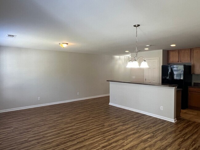 Building Photo - Beautiful 4 Bedroom, 3.5 Bath, Pet Friendl...