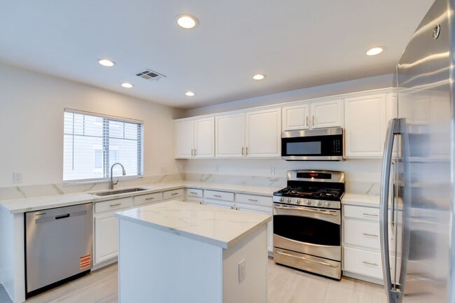 Building Photo - Gorgeous 3 bedroom 2.5 bathroom Townhome conveniently located in the heart of Henderson.