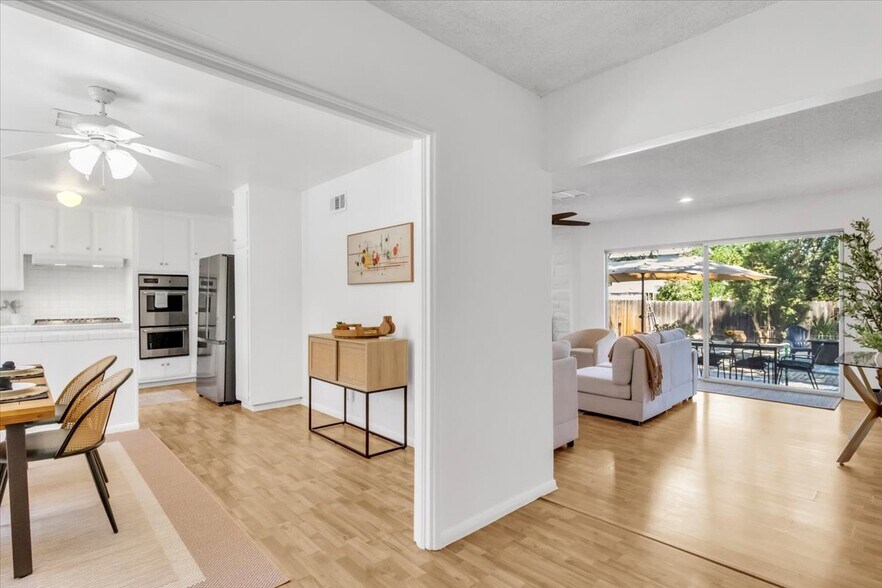 Building Photo - 23223 Canzonet St