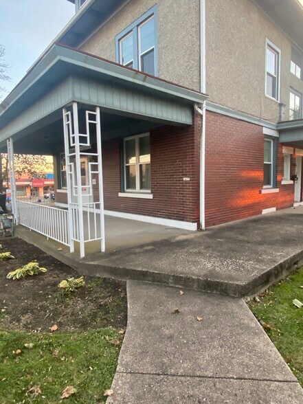 Building Photo - 1417 Dormont Ave