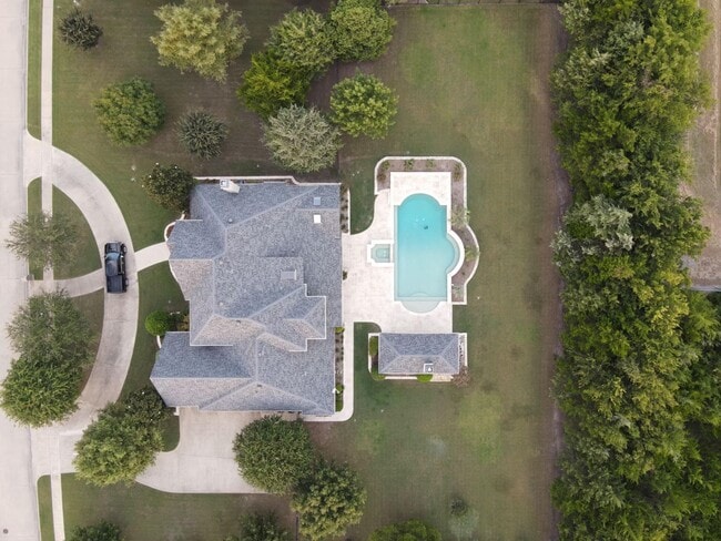 Building Photo - Gorgeous Custom Home on a private 1 acre l...
