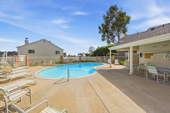 Building Photo - Remodeled 3bd/2.5bath steps from beaches, Racetrack, and Cedros Design district