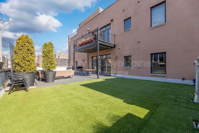 Building Photo - 852 N Damen Ave