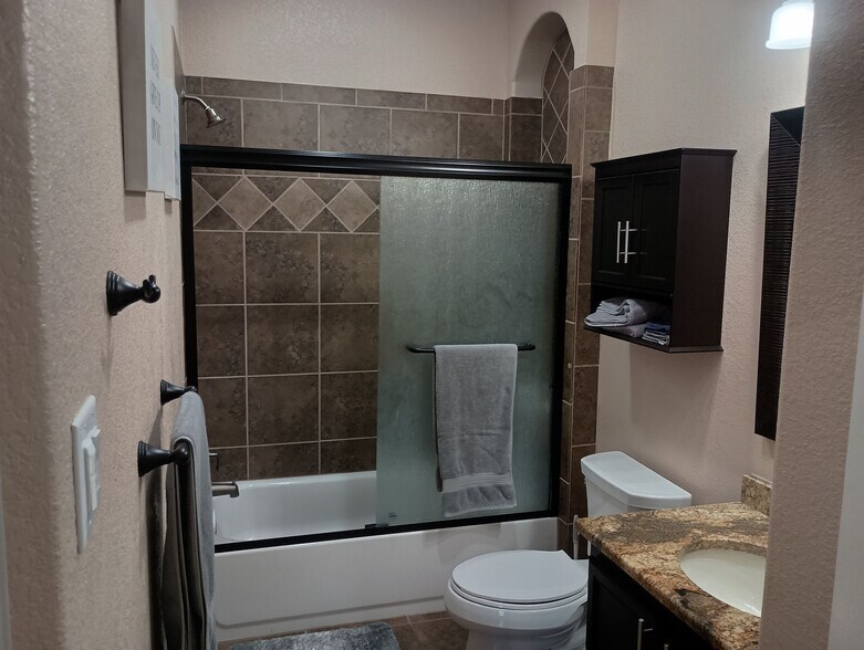 Building Photo - Room in House on Arabian King