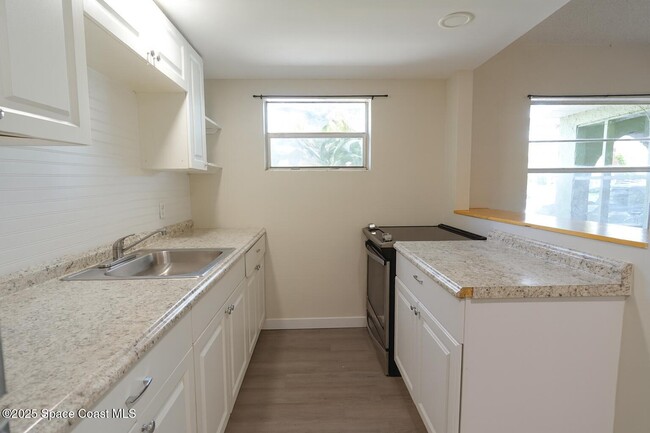 Building Photo - 985 S Fiske Blvd