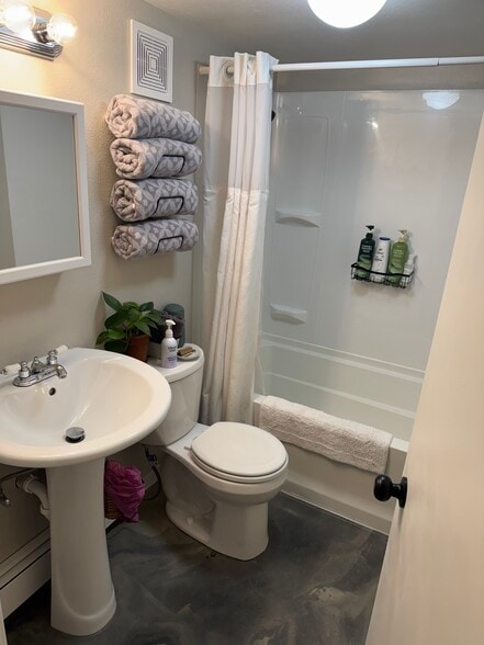 Building Photo - 701 Cedar St