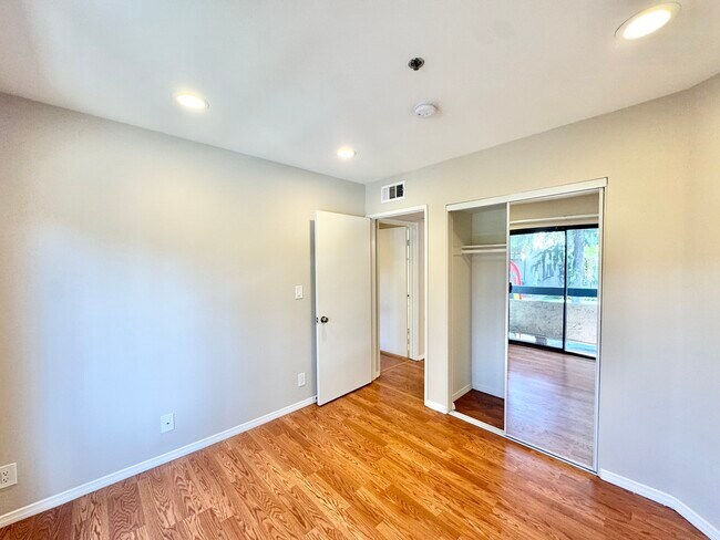 Building Photo - 102 N Clark Dr