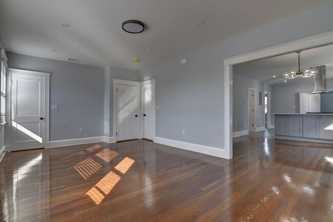 Building Photo - 9 Elm Ave