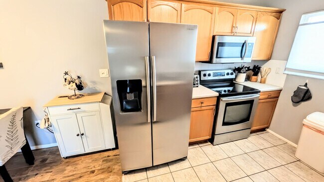 Building Photo - Annual furnished/Seasonal/short term 2 bedroom 1 1/2 bath top floor, renovated condo near Siesta ...