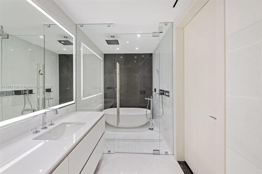 Building Photo - 300 Biscayne Boulevard Way