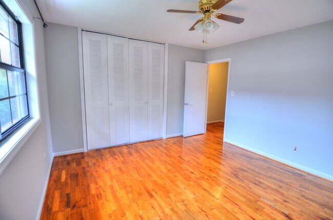 Building Photo - Lovely 2 Bedroom, 1.5 Bath Townhouse in Carrboro - Avail in March!