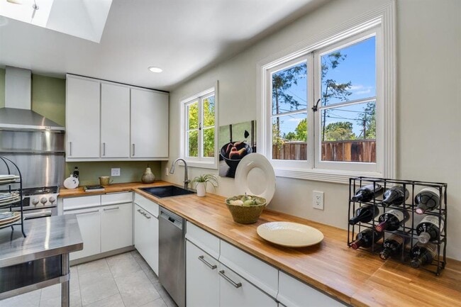 Building Photo - 831 Bruce Dr