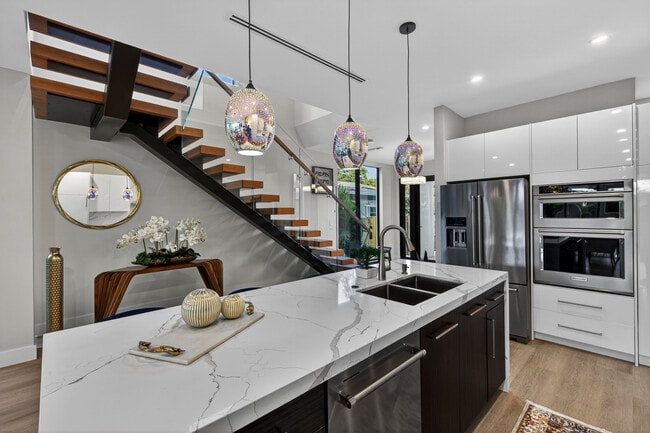 Building Photo - 1121 NE 17th Ave