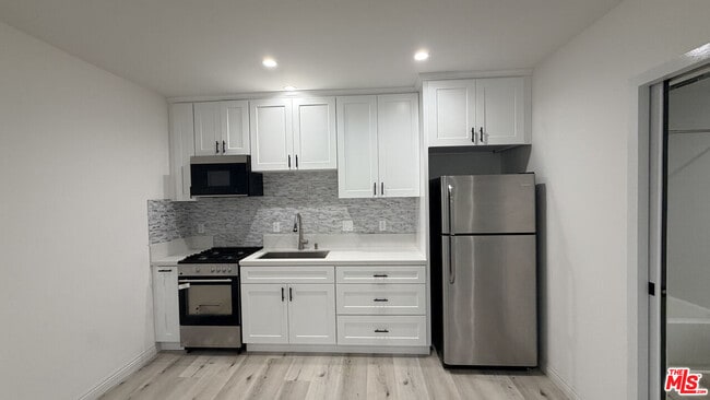 Building Photo - 7345 Tyrone Ave