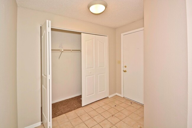 Building Photo - 3 Bedroom 2 Bathroom SE Boise Condo