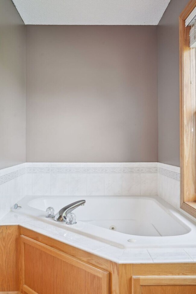 Building Photo - Gorgeous Single Family Home - June 1st Mov...