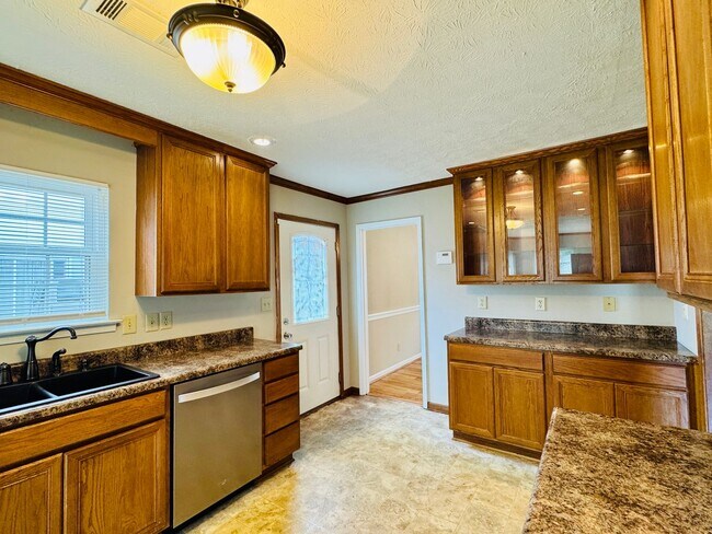 Building Photo - 3-Bedroom home is sure to captivate from t...