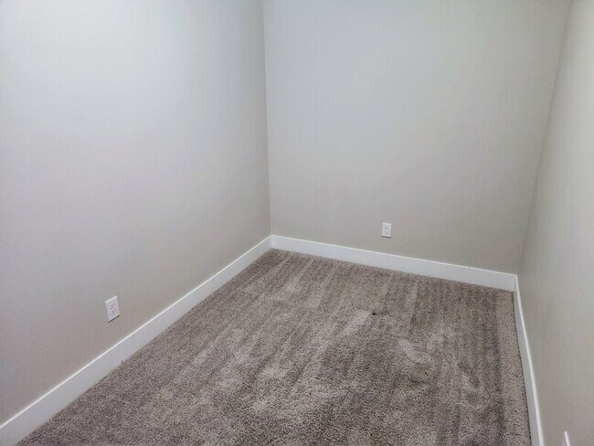 Building Photo - 2728 Yordi Dr