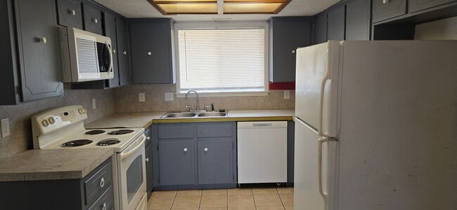 Building Photo - 2909 Cypress Dr