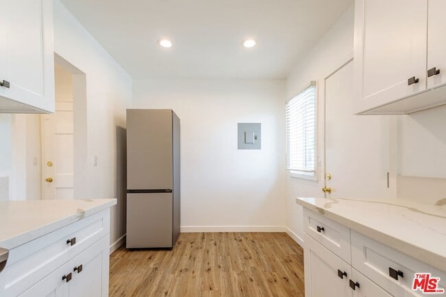 Building Photo - 1812 W Glenoaks Blvd