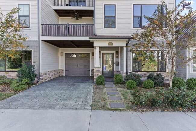 Building Photo - Luxurious 4-Bed Townhouse with Fireplace &...