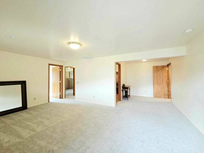 Building Photo - Gorgeous 4 Bed, 3 Bath Home w/ STUNNING RIVER FRONT VIEWS!!