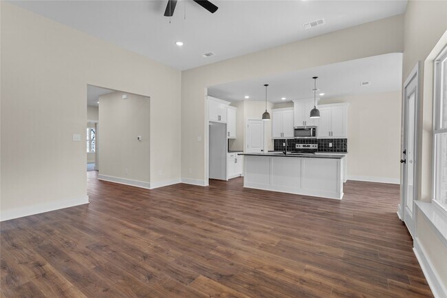 Building Photo - 797 Deleon St
