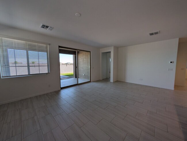 Building Photo - 4 Bedroom 3 Bathroom Home