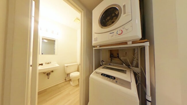 Building Photo - 3 Bedroom Town Home Near Mary Immaculate F...