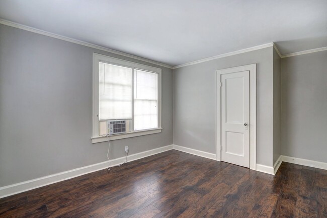 Building Photo - Large Downtown Savannah 2BR/1BA House For ...