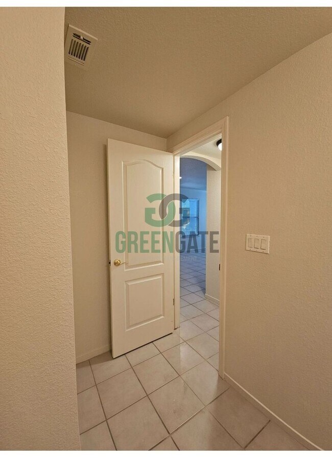 Building Photo - MOVE-IN SPECIAL $500 off first month!! Bea...