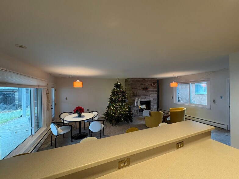 Living / Dining Room - 504 Burgess Dr