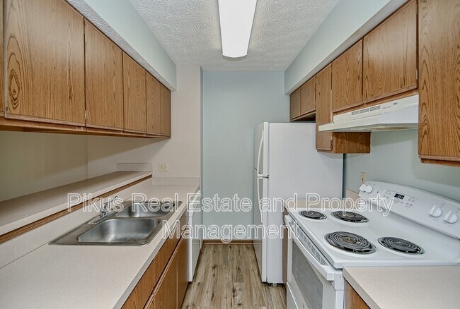 Building Photo - 2012 Redwing Dr