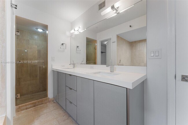 Building Photo - 2843 S Bayshore Dr