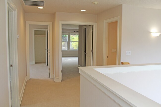 Building Photo - Spacious 4 BDR Legend & Renaissance Constr...