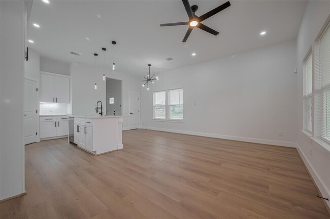 Building Photo - 7546 Charlie St