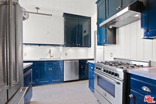 Building Photo - 450 N Rossmore Ave