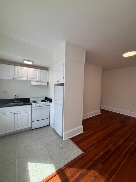 Building Photo - 553 Brookline Ave