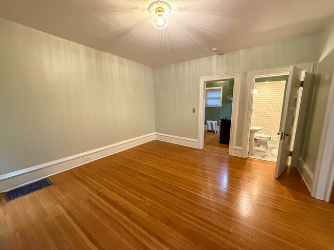 Building Photo - 120 College St