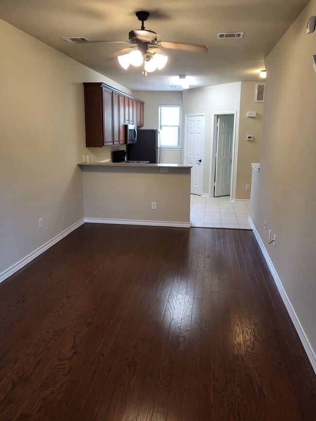 Building Photo - 122 E Nemo St