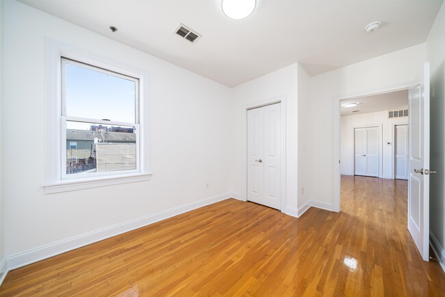 Building Photo - 528 47th St