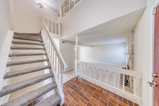 Building Photo - 2391 Crescent Park Dr