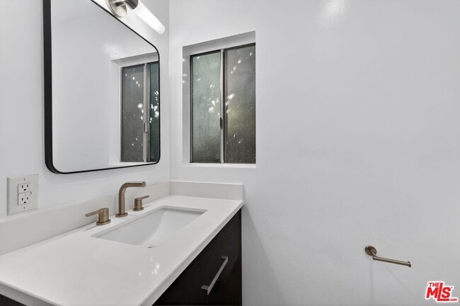 Building Photo - 2436 Walnut Ave