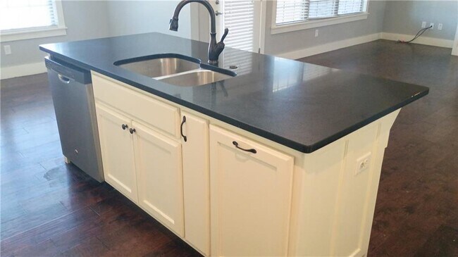 Building Photo - 1610 Sweetbriar Way