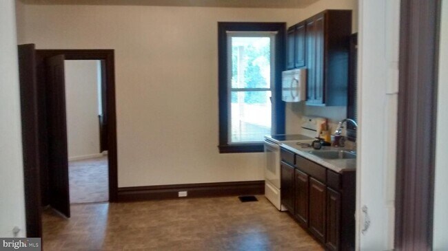 Building Photo - 221 Ann St