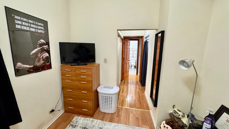 Building Photo - 1368 W Evergreen Ave