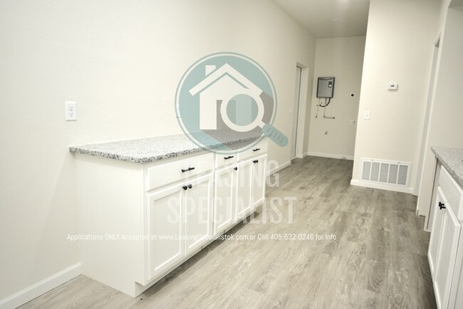 Building Photo - New 2 Bed 2 Full Bath Noble Apartment