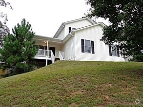 Building Photo - 1005 Whispering Woods Dr