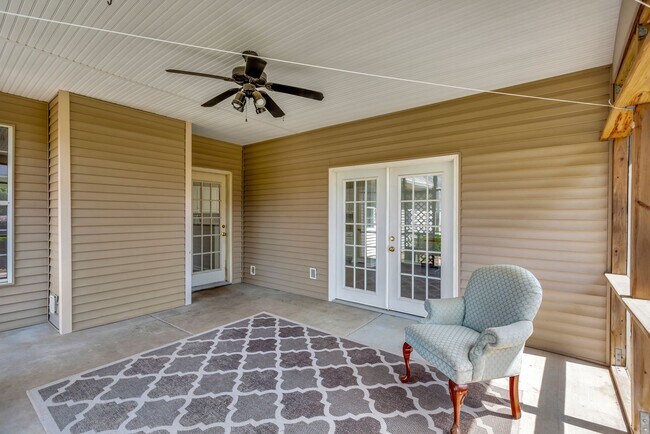 Building Photo - Charming Charleston National Home