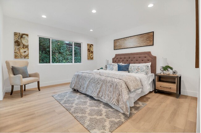 Building Photo - 16047 Meadowcrest Rd